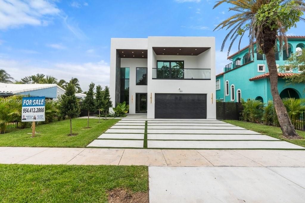 Attached, Backyard, Exterior, Facade, Modern
