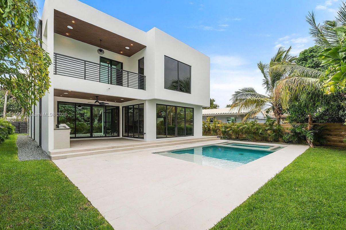 Backyard, Exterior, Facade, Pool, Modern