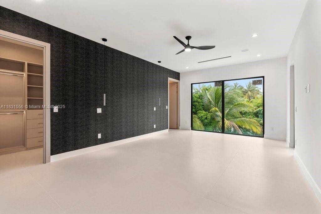 Empty room, Interior, Recessed Lighting