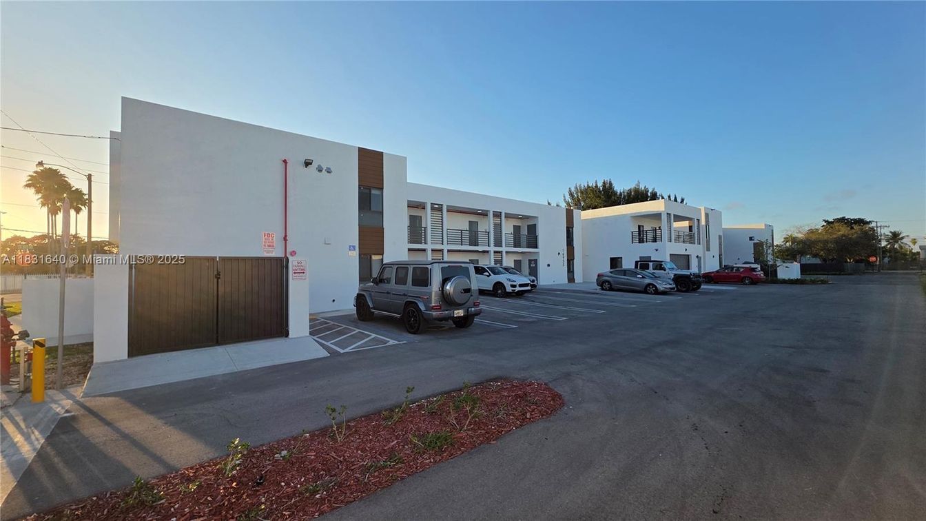 Exterior, Facade, Modern