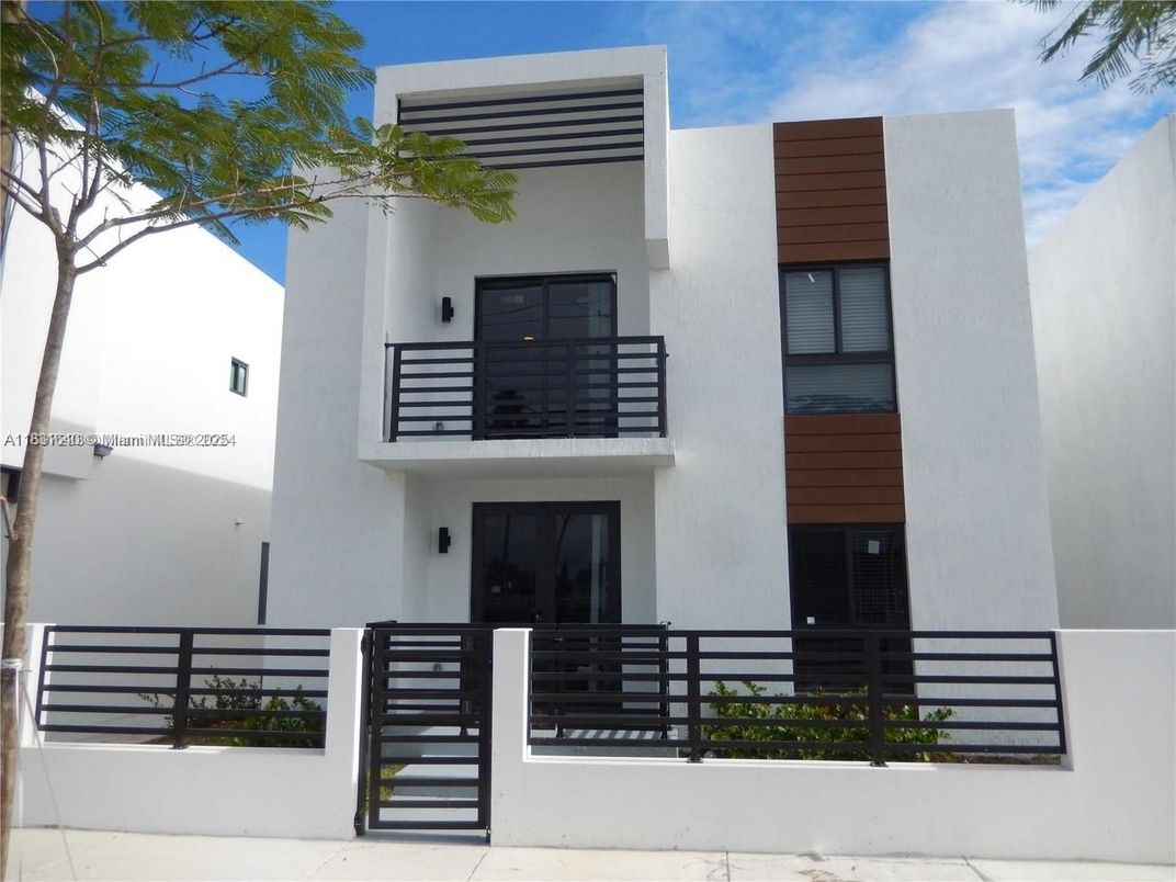 Exterior, Facade, Modern