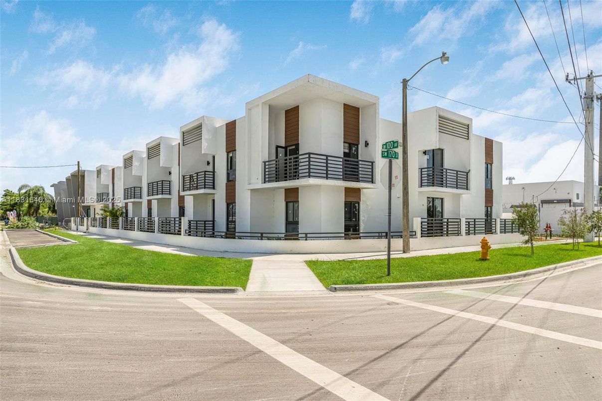 Exterior, Facade, Modern