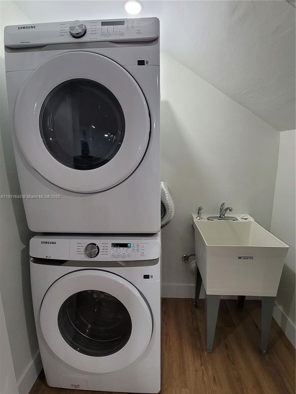Interior, Utility Closets, Washer, Wood Texture Flooring