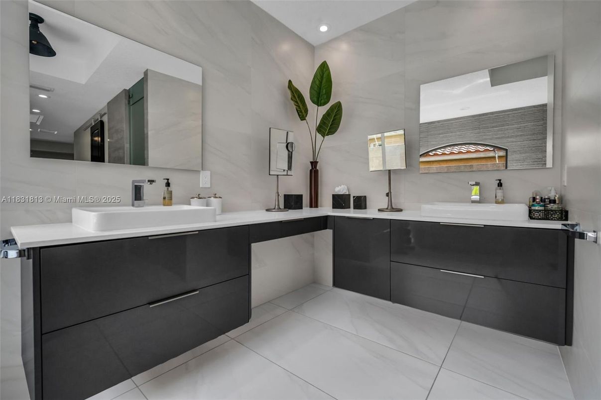 Bathroom, Dual Sink Vanities, Interior, Recessed Lighting
