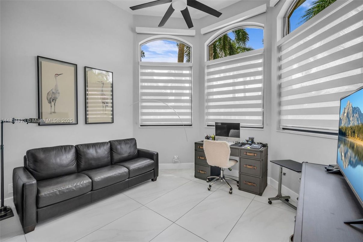 Home Office, Interior