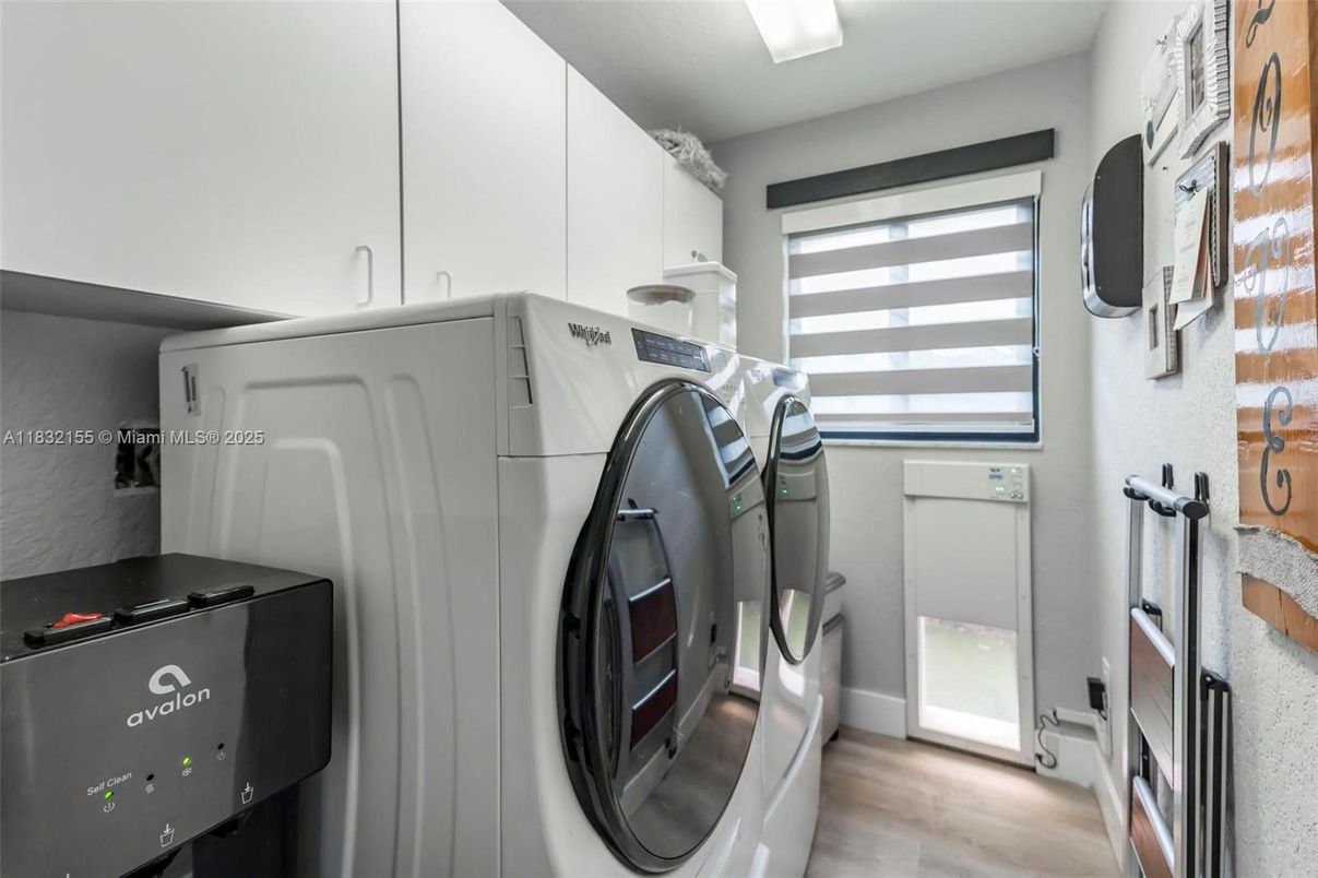 Interior, Washer, Wood Texture Flooring