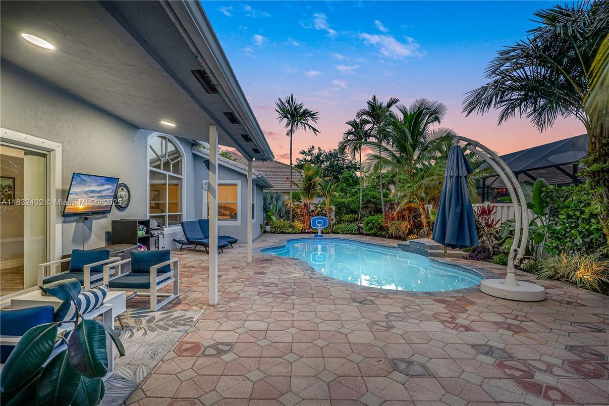Exterior, Pool