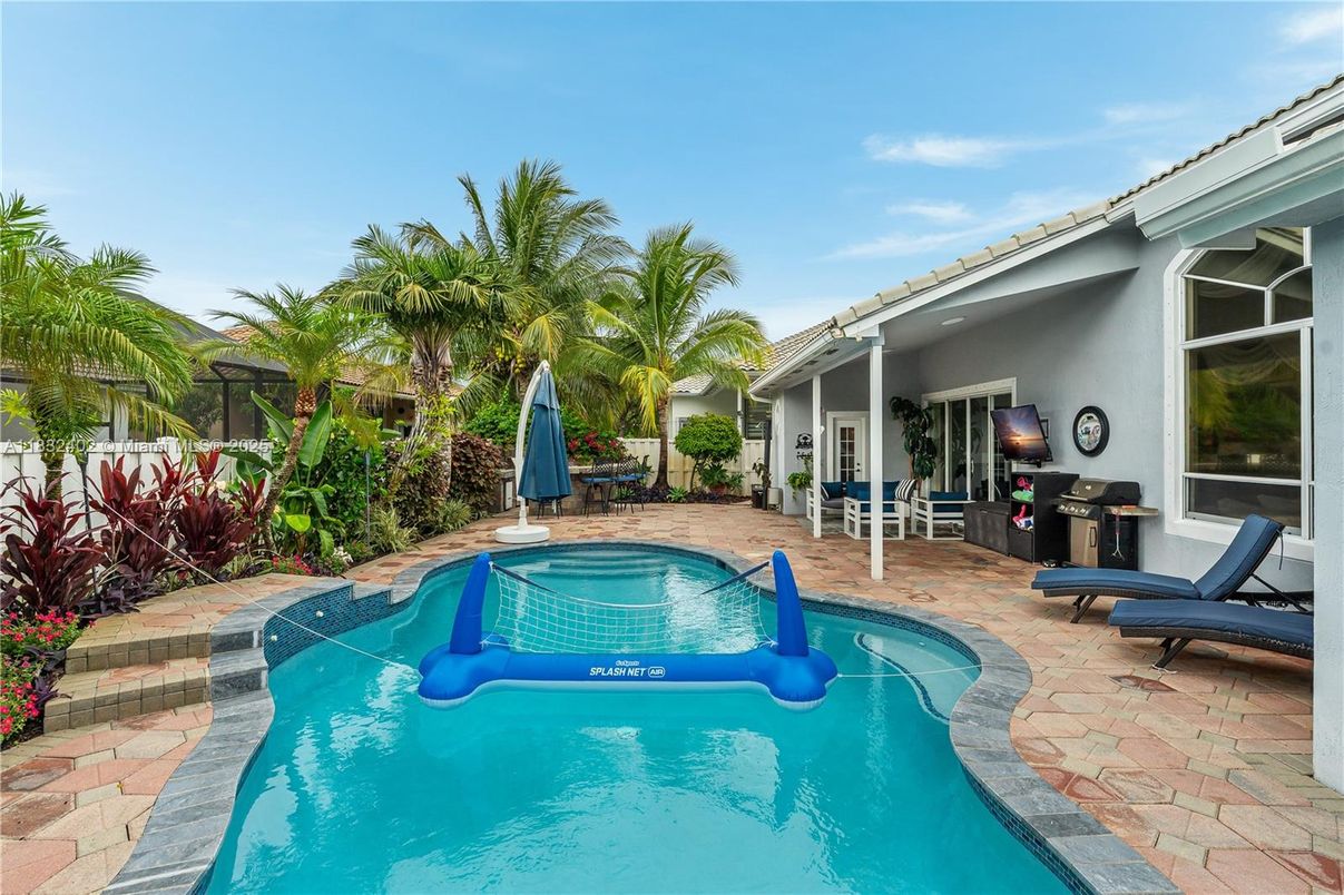 Exterior, Pool