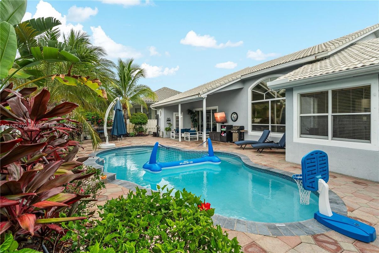 Exterior, Pool