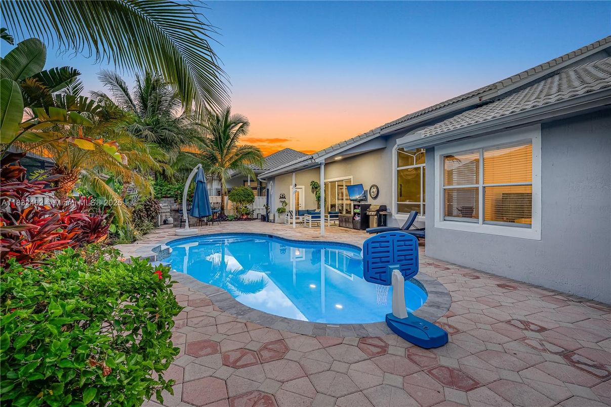 Exterior, Pool