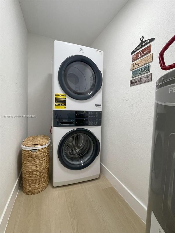 Interior, Recessed Lighting, Washer, Wood Texture Flooring