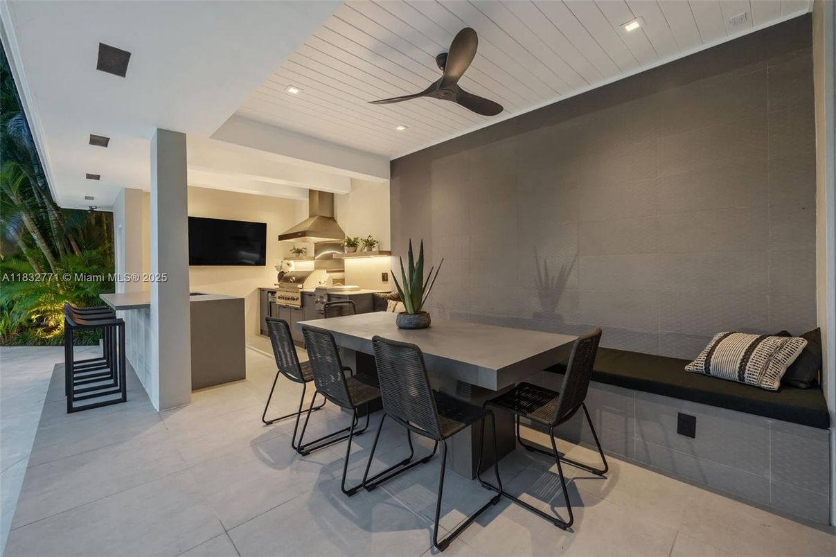 Dining room, Interior, Kitchen, Recessed Lighting, Stainless Steel Appliances