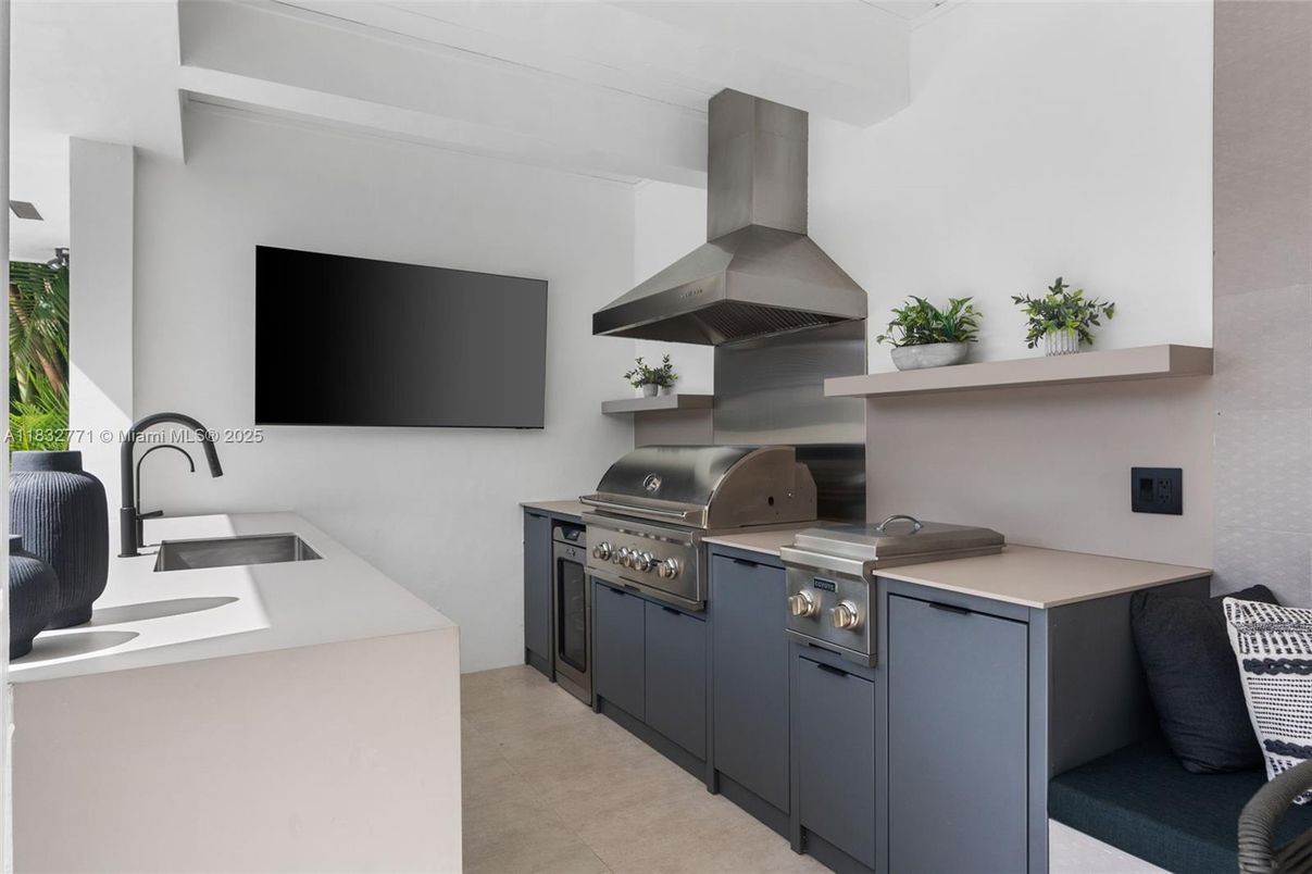 Interior, Stainless Steel Appliances