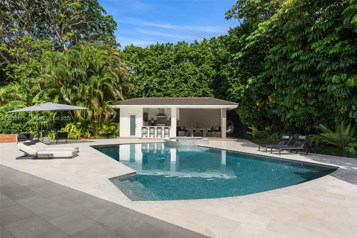Exterior, Pool
