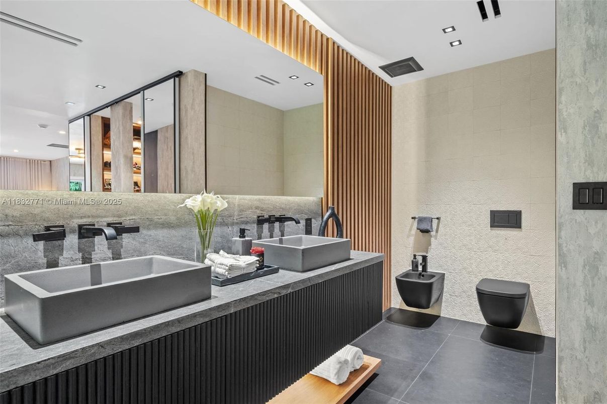 Bathroom, Dual Sink Vanities, Interior, Recessed Lighting