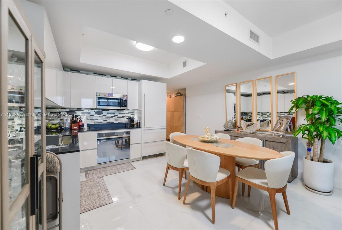 Dining room, Interior, Kitchen, Recessed Lighting, Stainless Steel Appliances