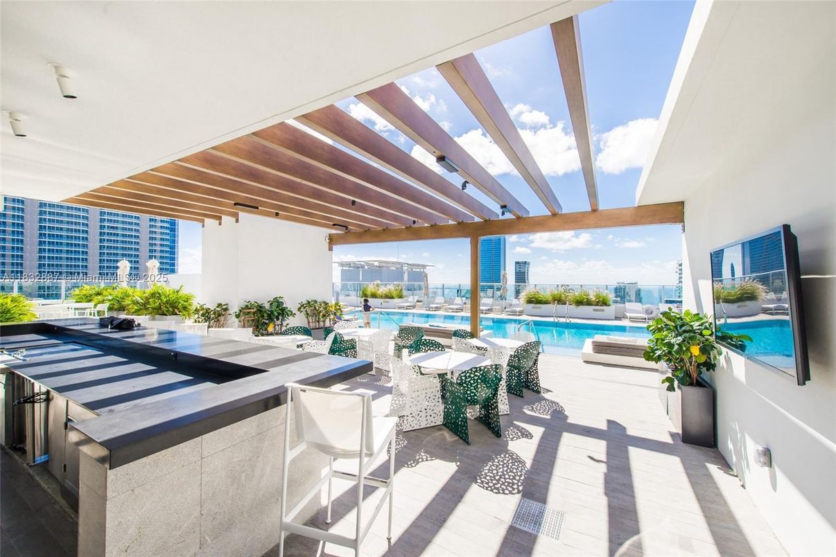 Exterior, Pool, Water