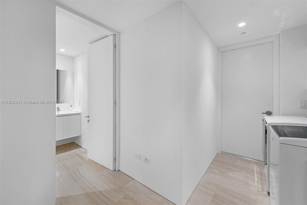 Interior, Recessed Lighting, Washer, Wood Texture Flooring