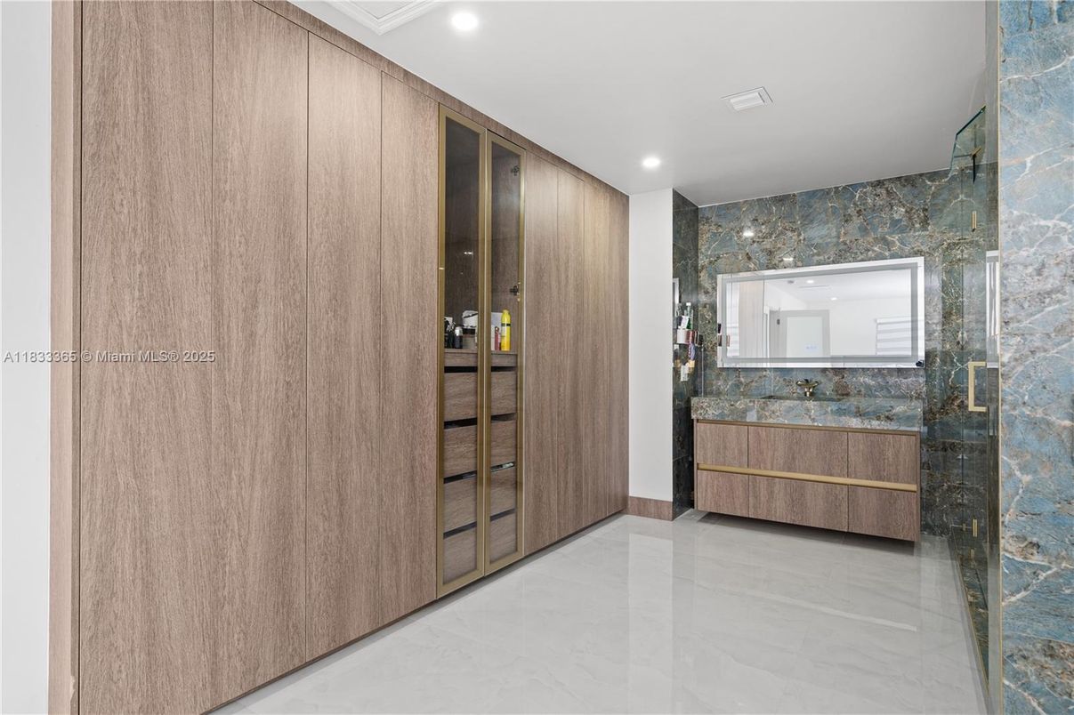 Bathroom, Interior, Recessed Lighting