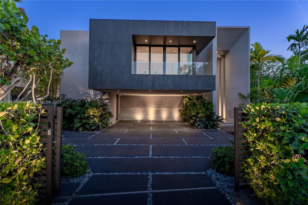Attached, Exterior, Facade, Modern