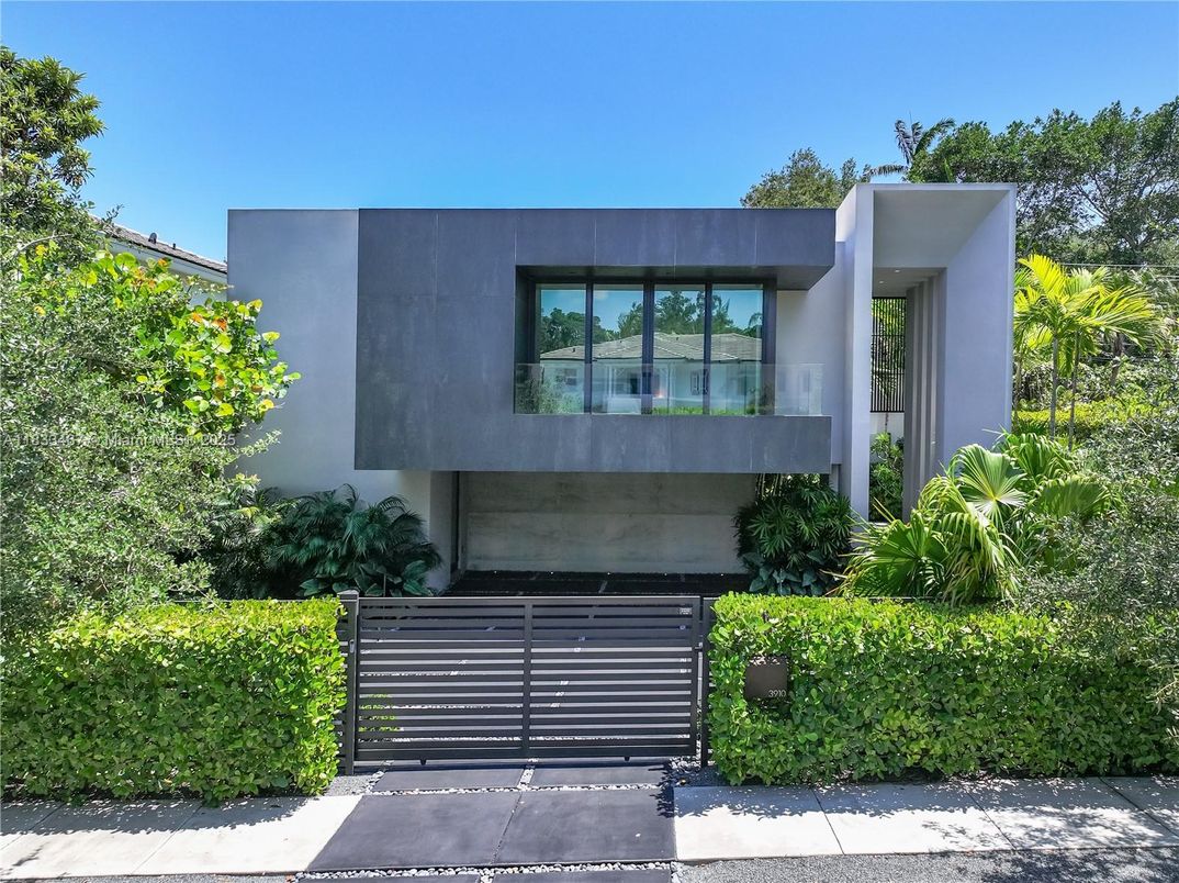 Exterior, Facade, Modern