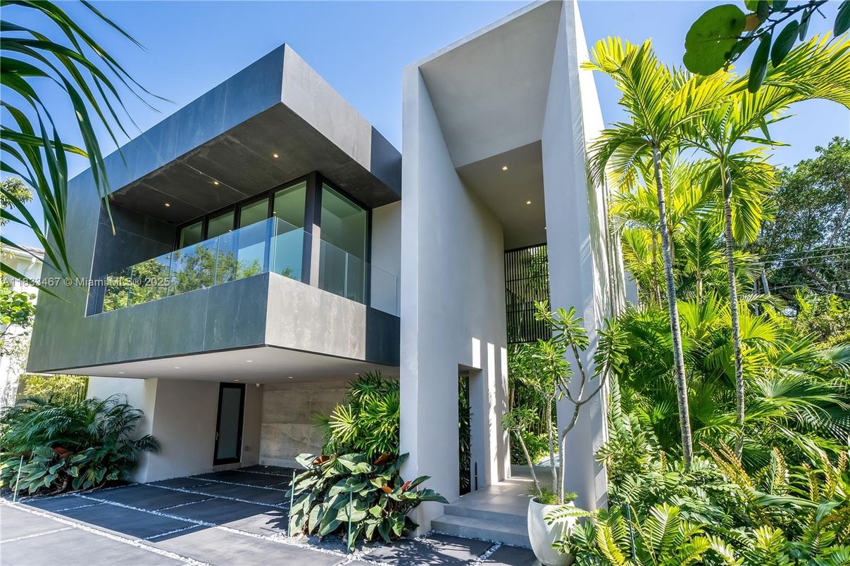 Exterior, Facade, Modern