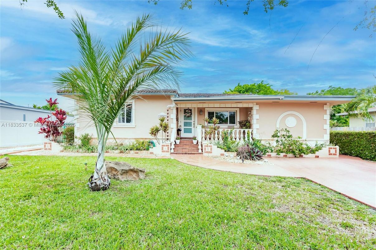 Backyard, Exterior, Facade, Ranch