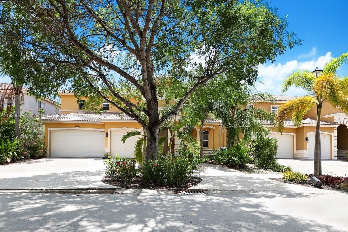 Attached, Exterior, Facade, Mediterranean