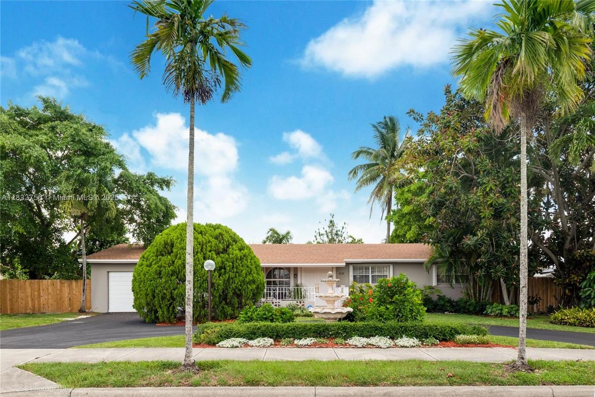 Attached, Exterior, Facade, Ranch
