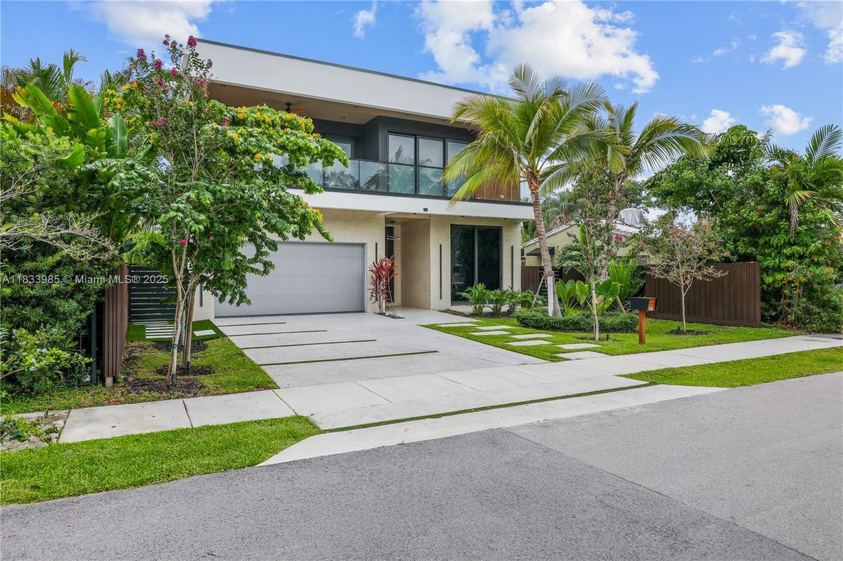 Attached, Backyard, Exterior, Facade, Modern