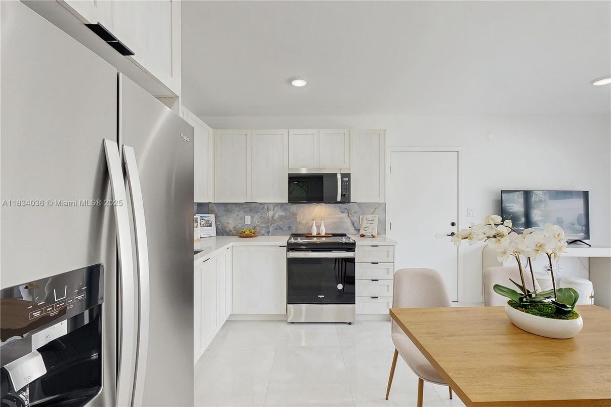 Dining room, Interior, Kitchen, Recessed Lighting, Stainless Steel Appliances