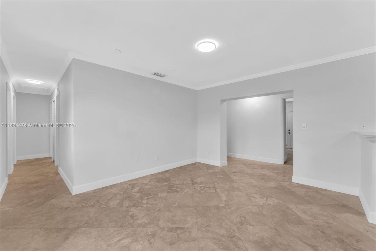 Empty room, Interior