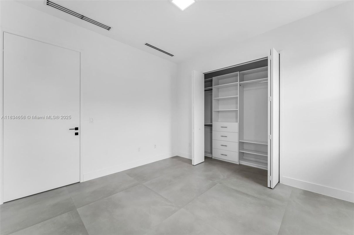 Empty room, Interior