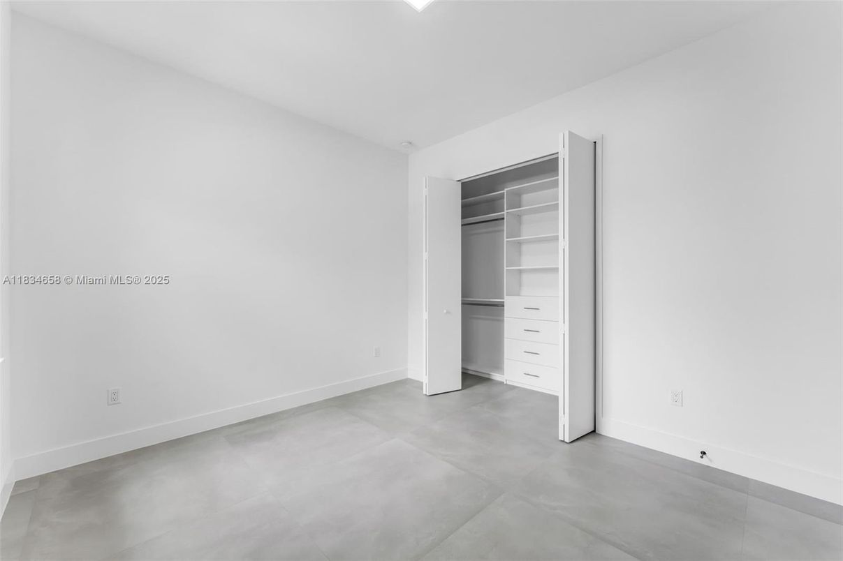 Empty room, Interior