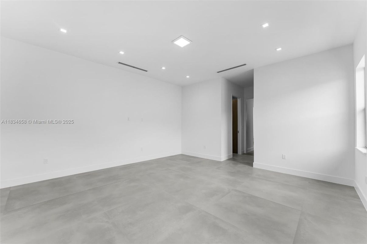 Empty room, Interior, Recessed Lighting