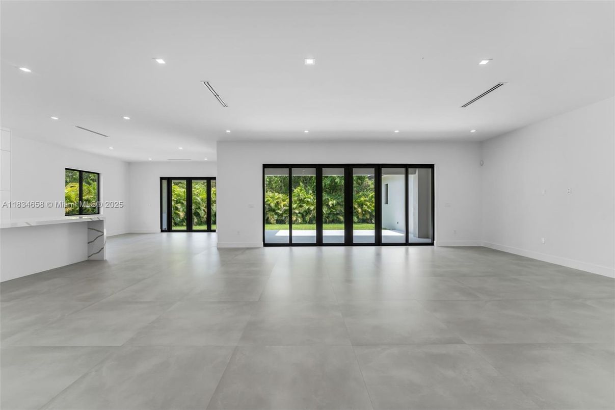 Empty room, Interior, Recessed Lighting