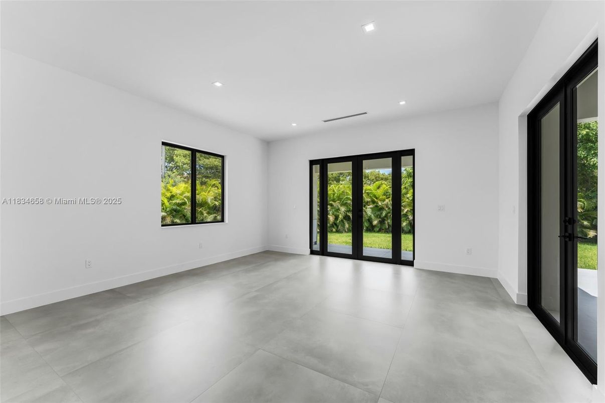 Empty room, Interior, Recessed Lighting
