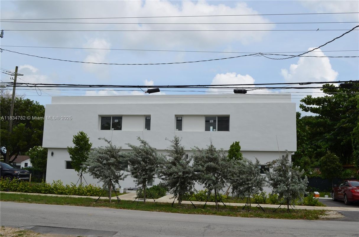 Exterior, Facade, Modern