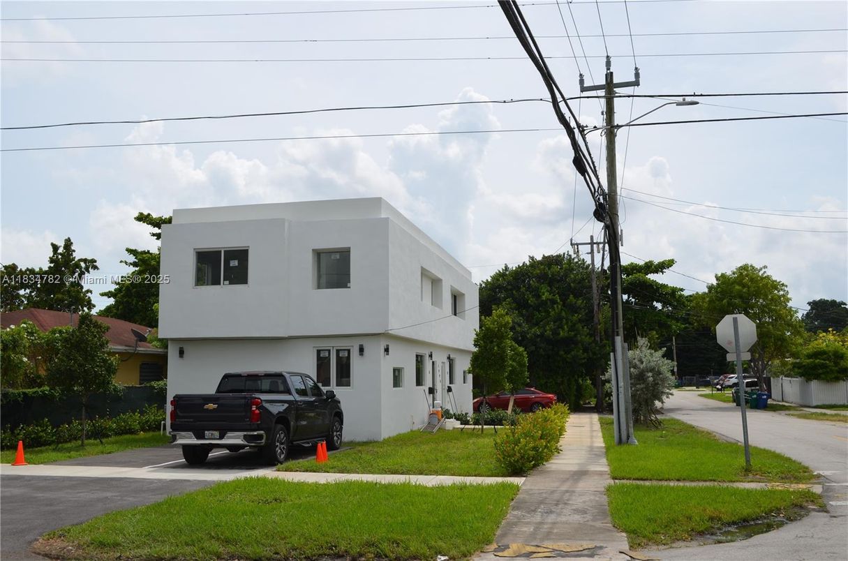 Exterior, Facade, Modern