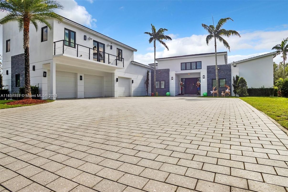 Attached, Backyard, Exterior, Facade, Modern