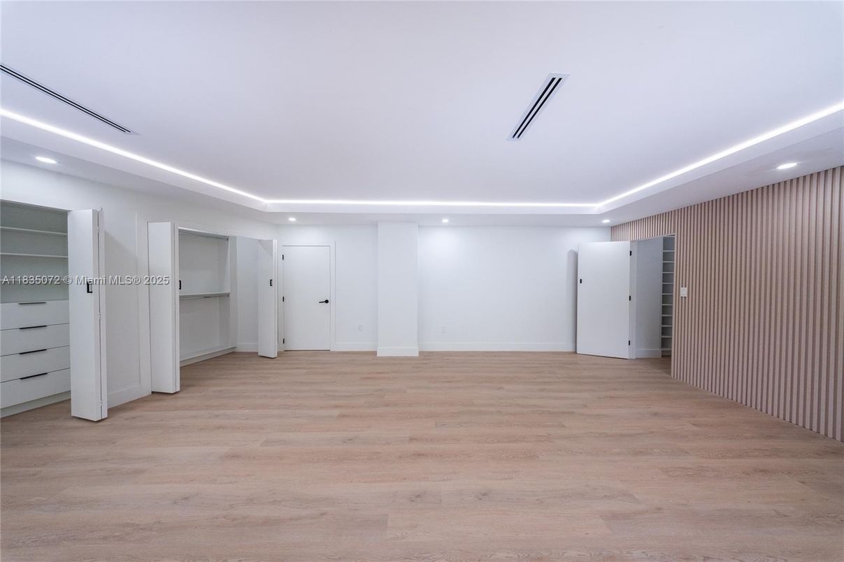 Empty room, Interior, Recessed Lighting, Wood Texture Flooring