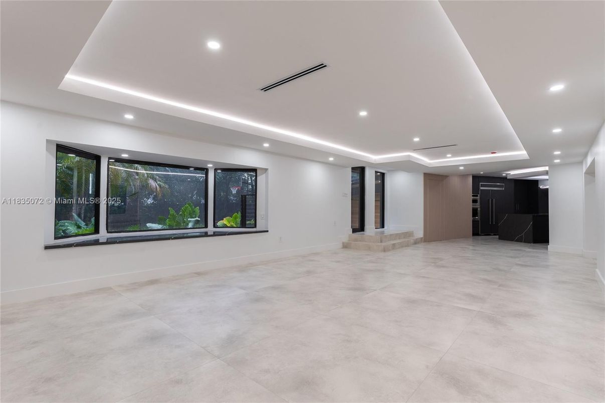 Empty room, Interior, Recessed Lighting