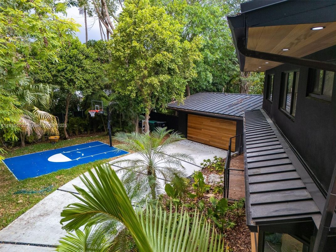 Detached Garage, Exterior