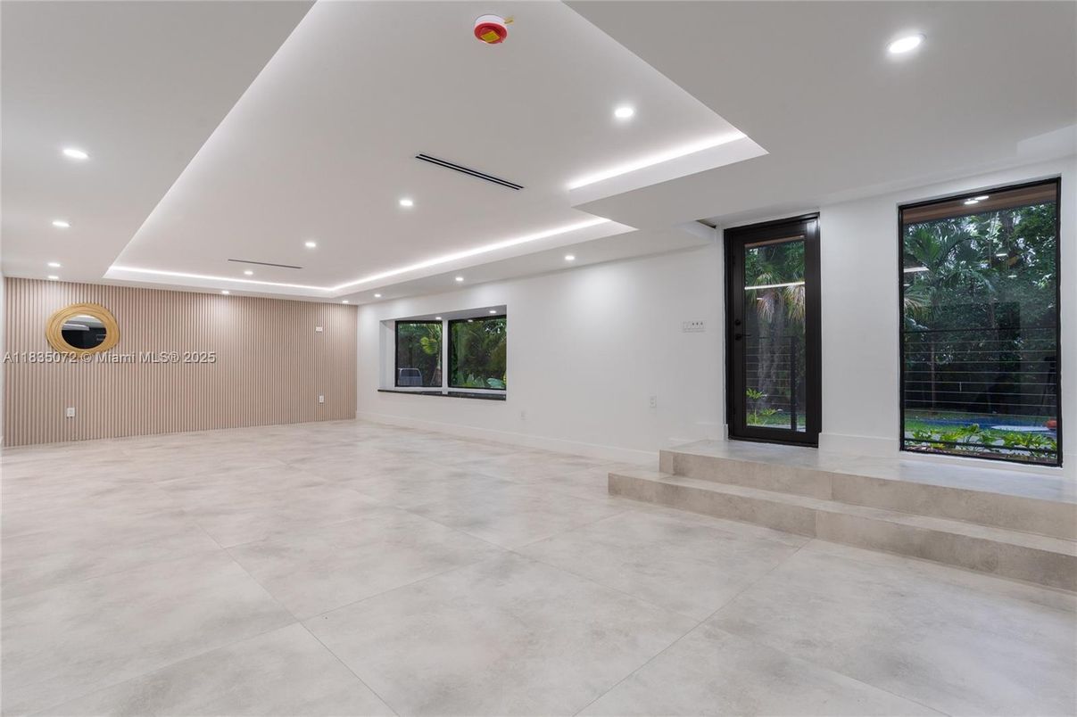 Empty room, Interior, Recessed Lighting