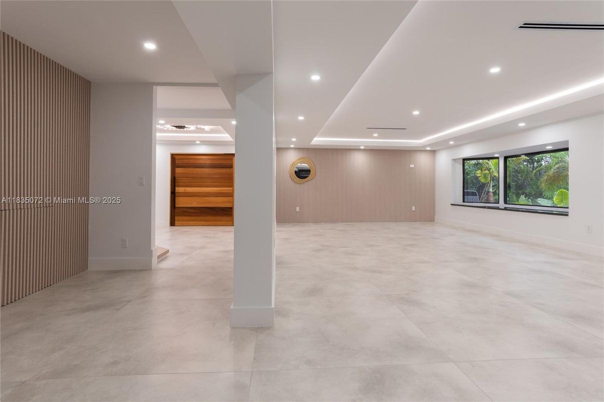 Empty room, Interior, Recessed Lighting