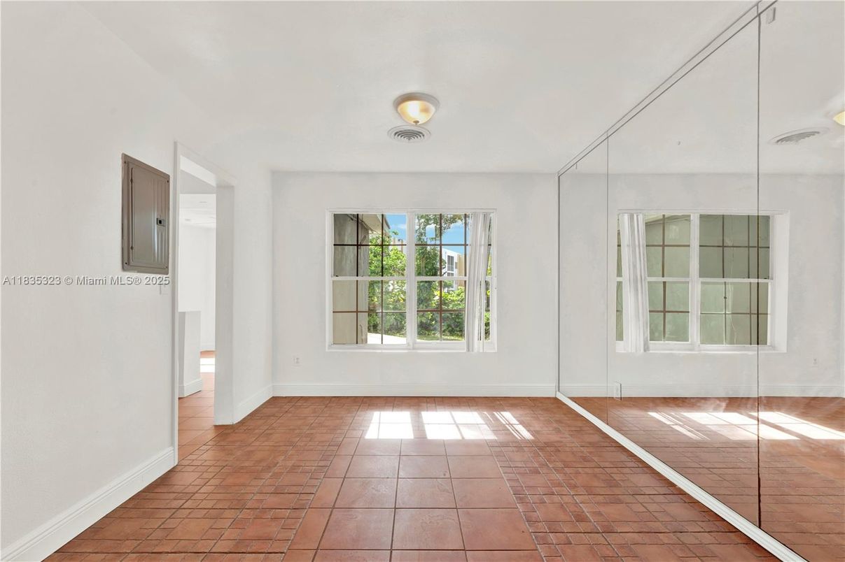 Empty room, Interior