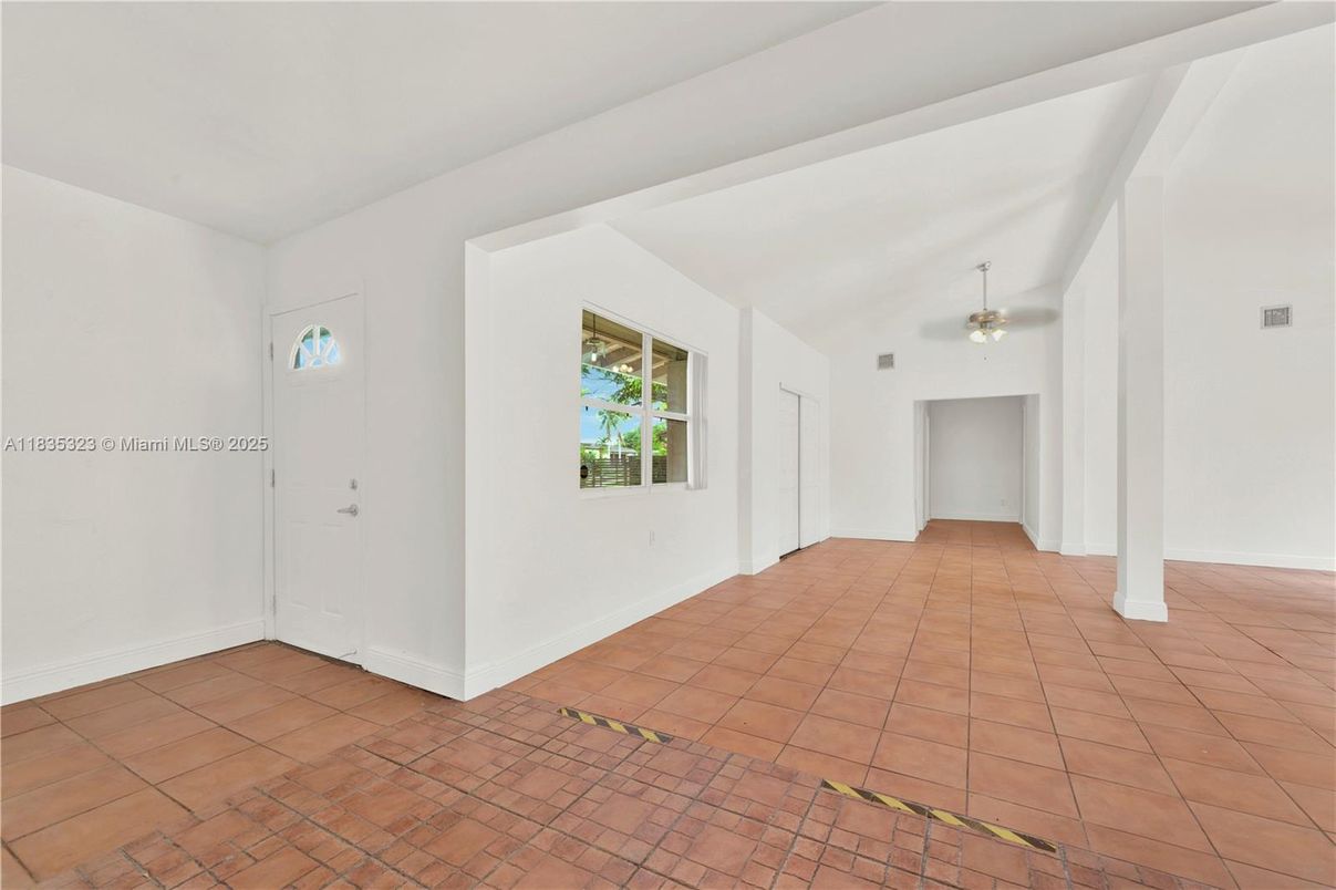 Empty room, Interior