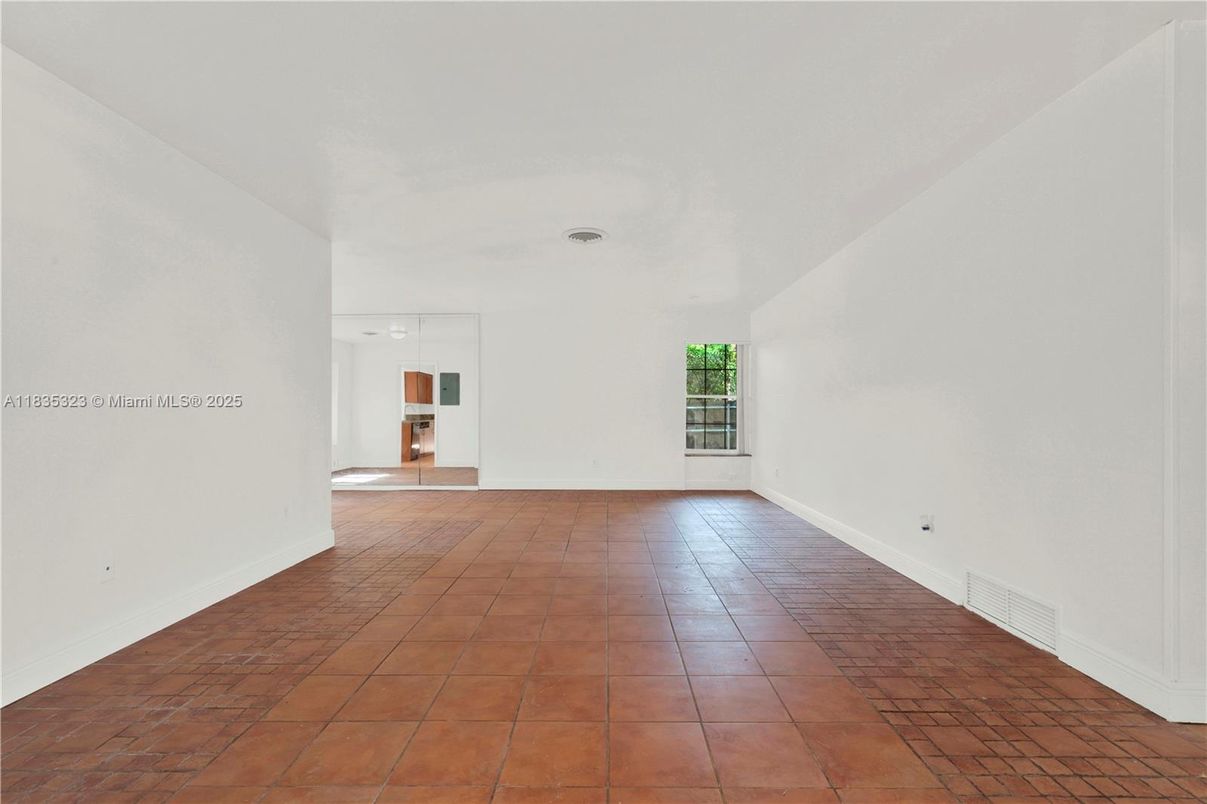 Empty room, Interior