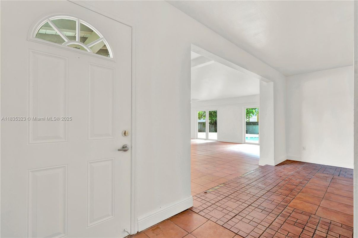 Empty room, Interior