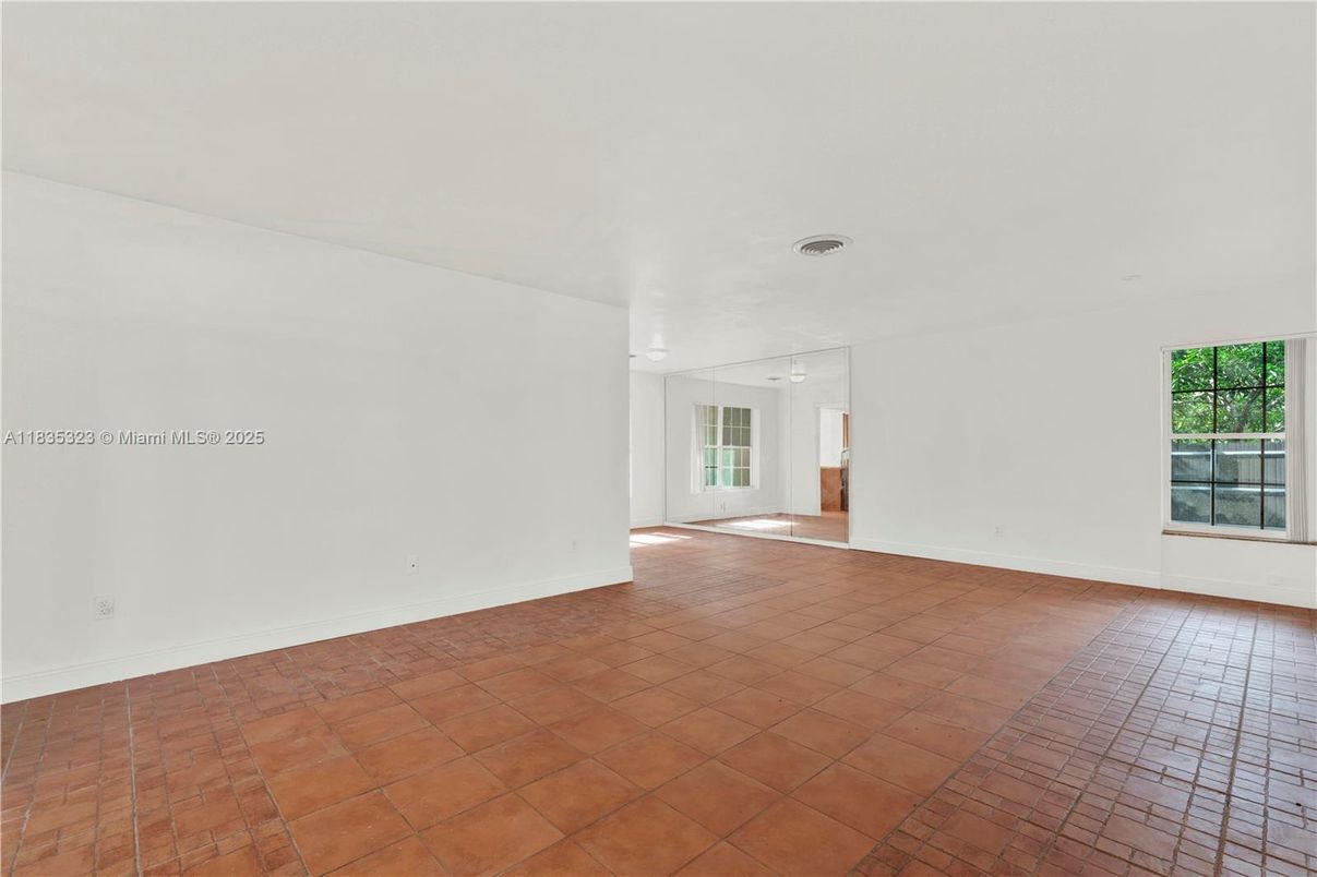 Empty room, Interior